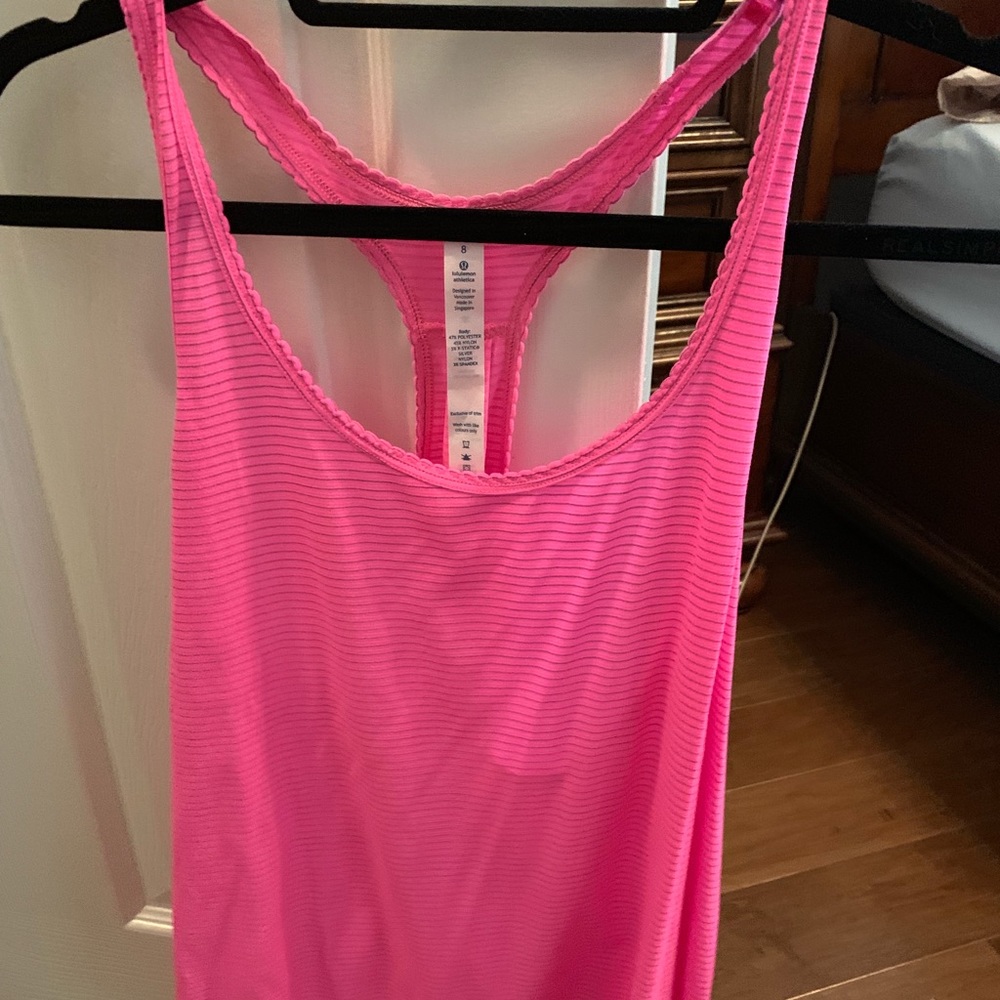 NWOT lululemon tank with scallop detail
